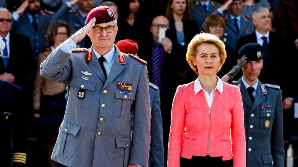 Ursula von der Leyen, junto a un mando militar en una ceremonia en Berlín.