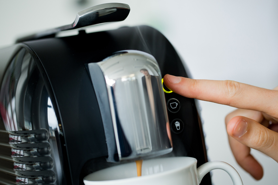 кофе готовится с помощью новой системы капсул для кофе «Expressi» сети дисконтных супермаркетов Aldi