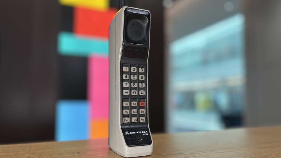 Komercijalna verzija telefona Motorola koji je prvo koristio Kuper, u vlasništvu je Muzeja mobilnih telefona