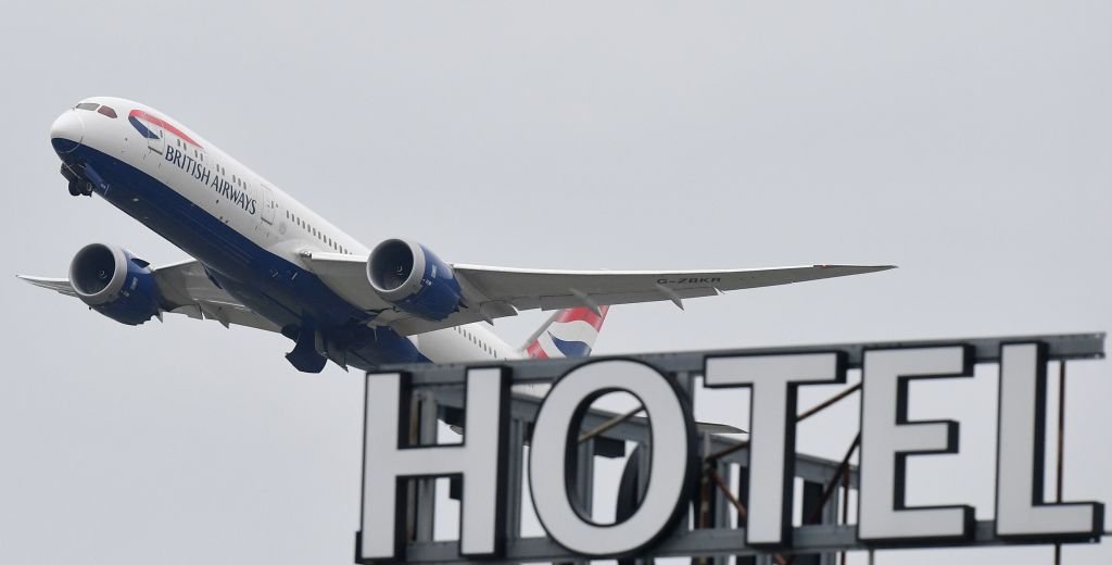 طائرة تابعة للخطوط الجوية البريطانية من طراز بوينغ 787 فوق فندق في مطار هيثرو، غرب لندن في 26 يناير/كانون الثاني 2021