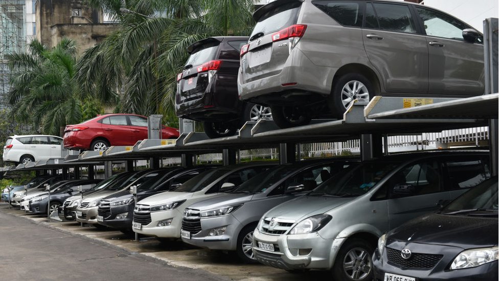 Парк автомобилей Toyota можно увидеть припаркованными перед выставочным залом Toyota в Калькутте, Индия, 15 сентября 2020 г.