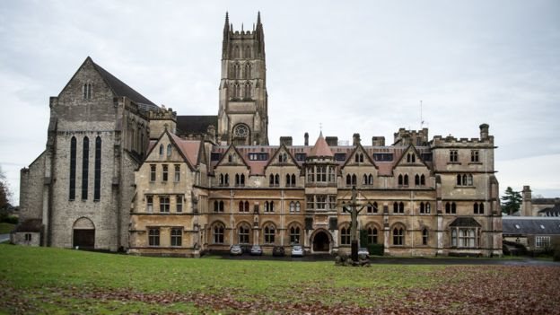 Downside Abbey dan sekolah nya meminta maaf atas kegagalannya.