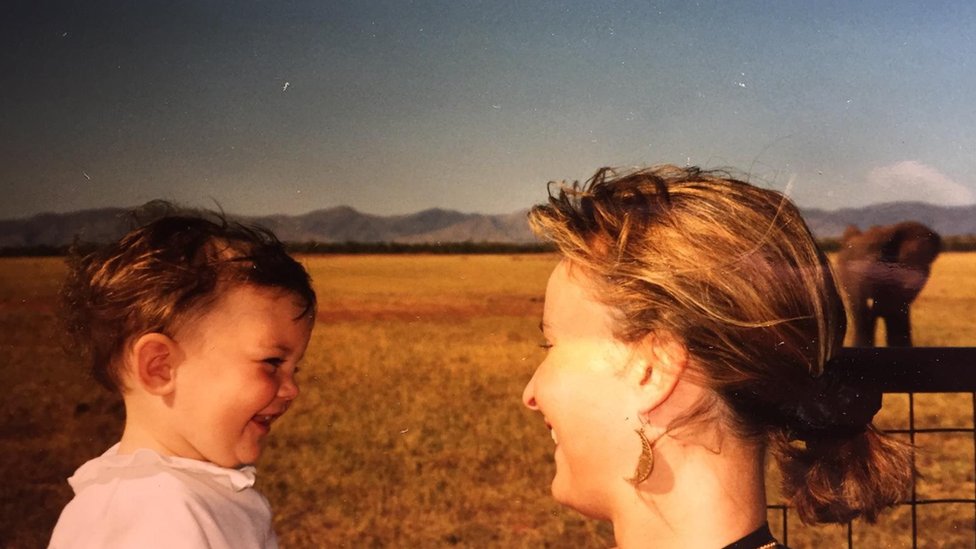 Ema sa majkom Džej na safariju u Africi