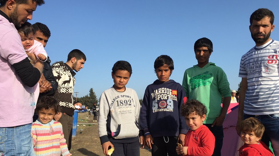 Члены сирийской семьи из 28 человек ждут семь дней, чтобы покинуть лагерь для мигрантов Идомени (март 2016 г.)