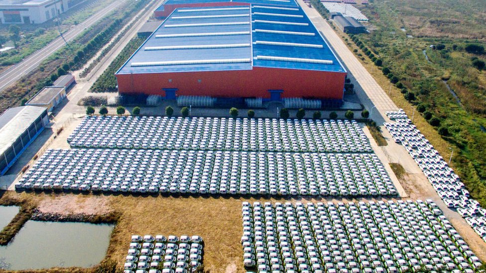 Электромобили выстроились в очередь на заводе в провинции Чжэцзян, Китай.