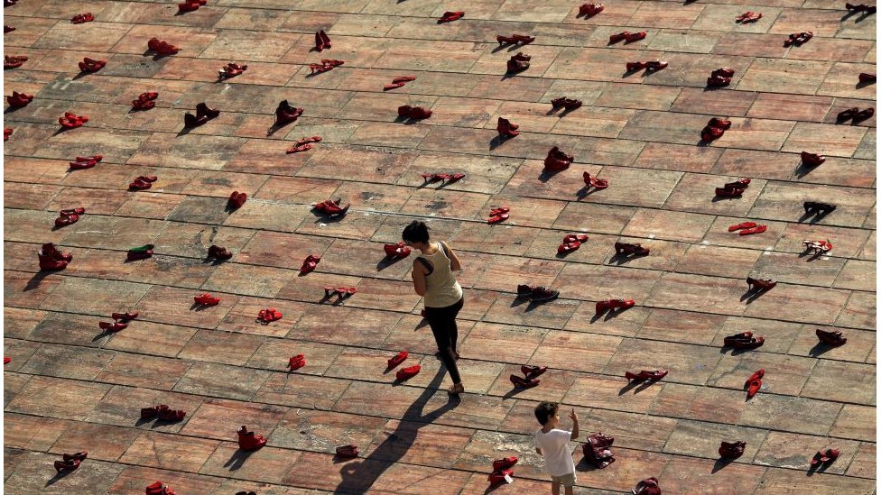 'Zapatos Rojos' (Crvene cipele) su umetnička instalacija meksičke umetnice Eline Šovet