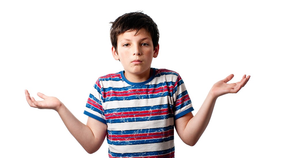 Niño con un gesto que significa "yo qué sé"
