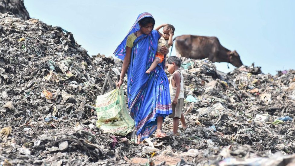 வறுமை ஒழிப்பு தினம்: உண்மையில் உலகில் ஏழ்மை குறைந்து வருகிறதா? - BBC News தமிழ் வறுமை ஒழிப்பு தினம்: உண்மையில் உலகில் ஏழ்மை குறைந்து வருகிறதா? - BBC News தமிழ்