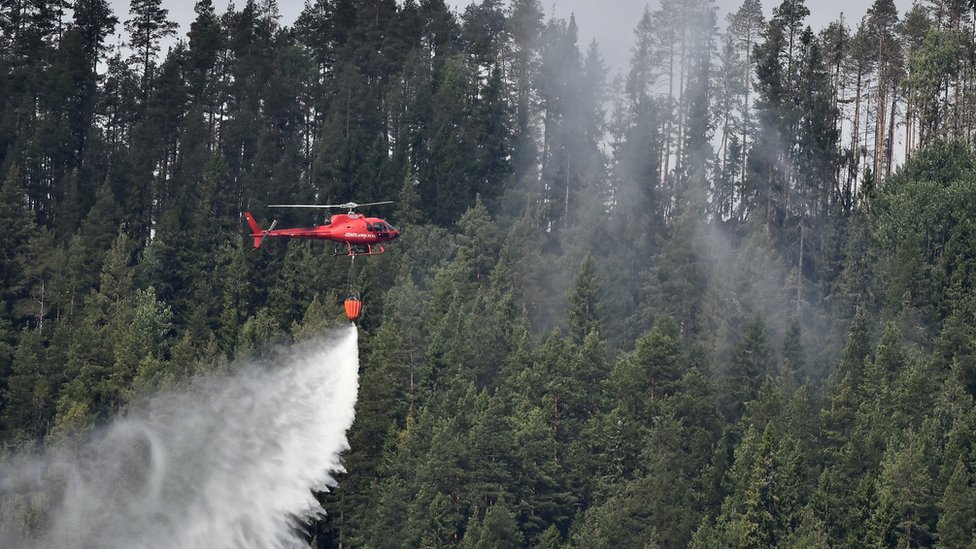 Un helicóptero contra incendios en Suecia