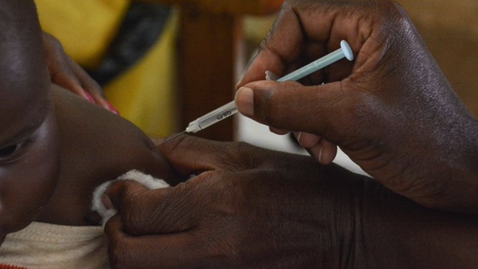 Dete prima vakcinu protiv malarije u bolnici u Jali, u Keniji, 7. oktobra 2021.