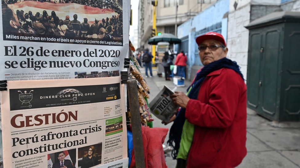Titulares de periódico en un puesto de Lima, Perú