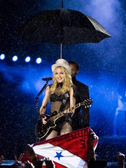 Madonna bajo la lluvia