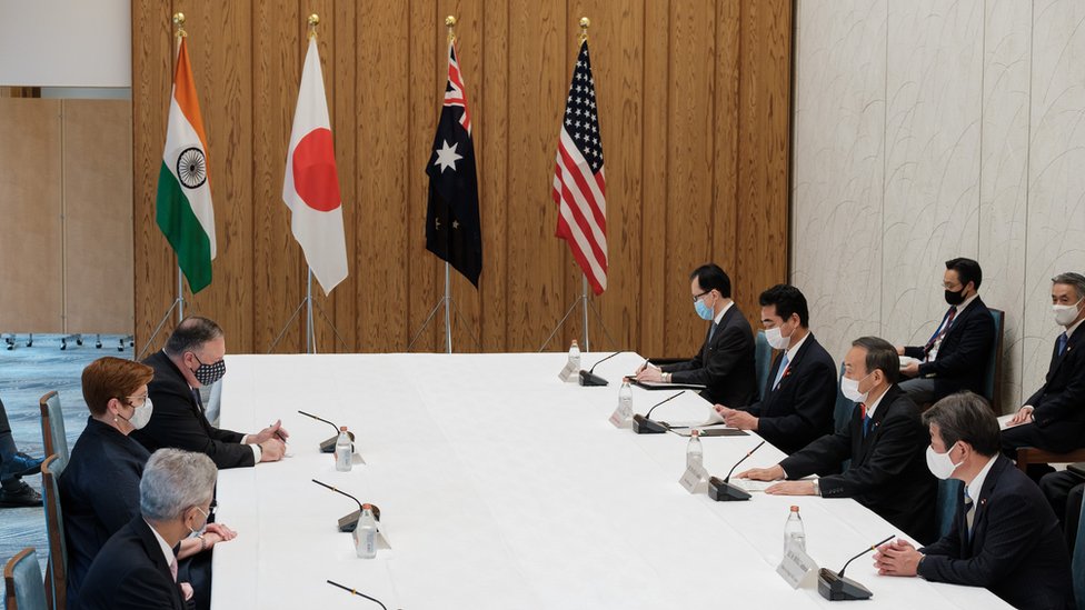 Министры иностранных дел Индии, Японии, Австралии и США сидят за столом на переговорах по безопасности на этой неделе