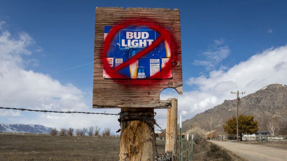Un cartel de la cerveza Bud Light tachado