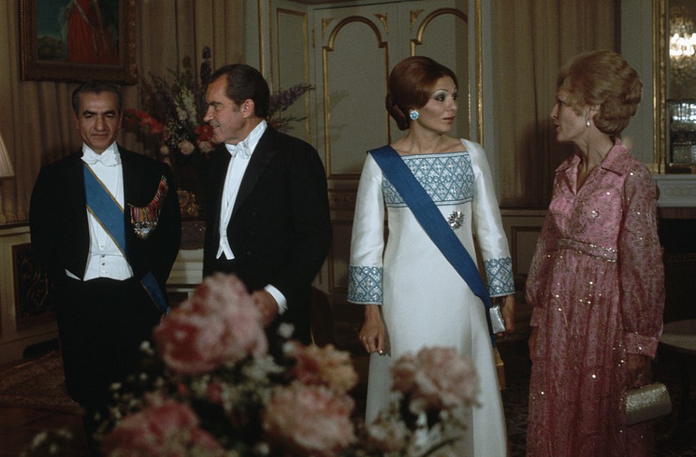 O xá com o então presidente americano Richard Nixon e sua esposa Pati (de rosa), que conversava com a rainha Farah