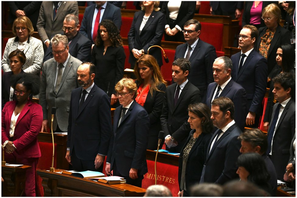 Минутой молчания французские депутаты, 26 ноября