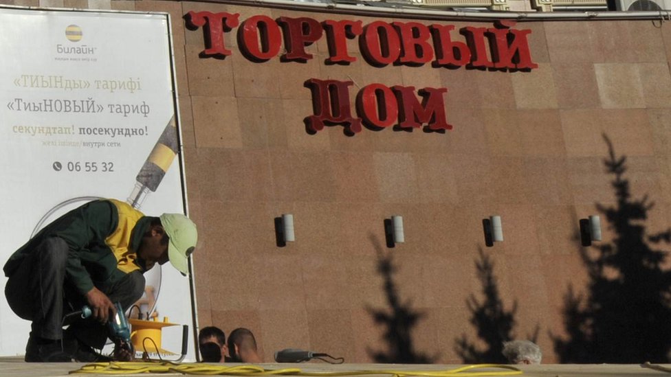 El kazajo se escribe en cirílico. El kazajo se escribe en cirílico.