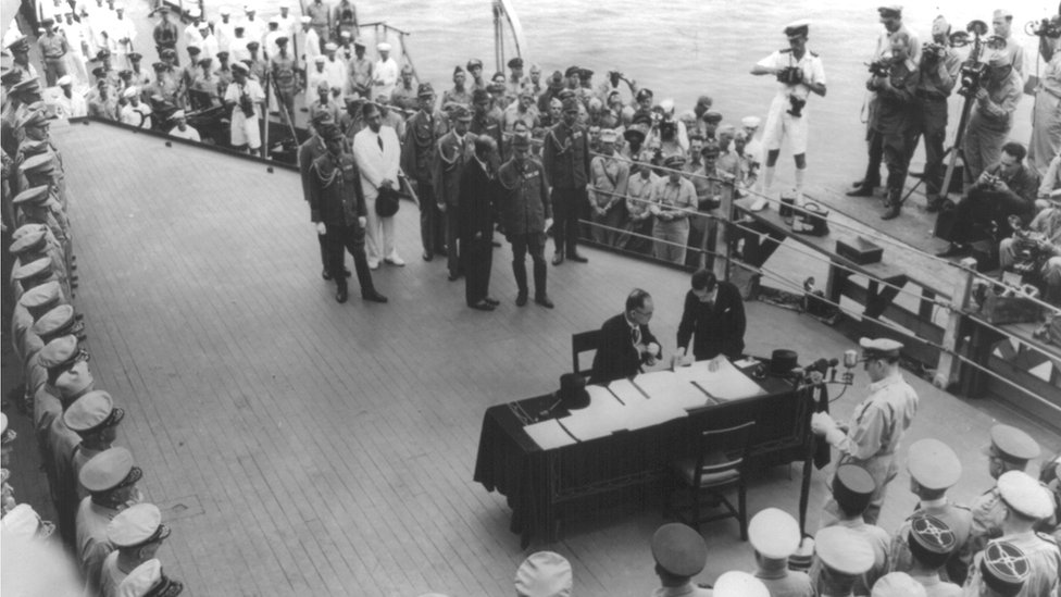 Министр иностранных дел Японии Мамору Сигэмицу подписывает документ о капитуляции Японии на борту американского военного корабля «Миссури»