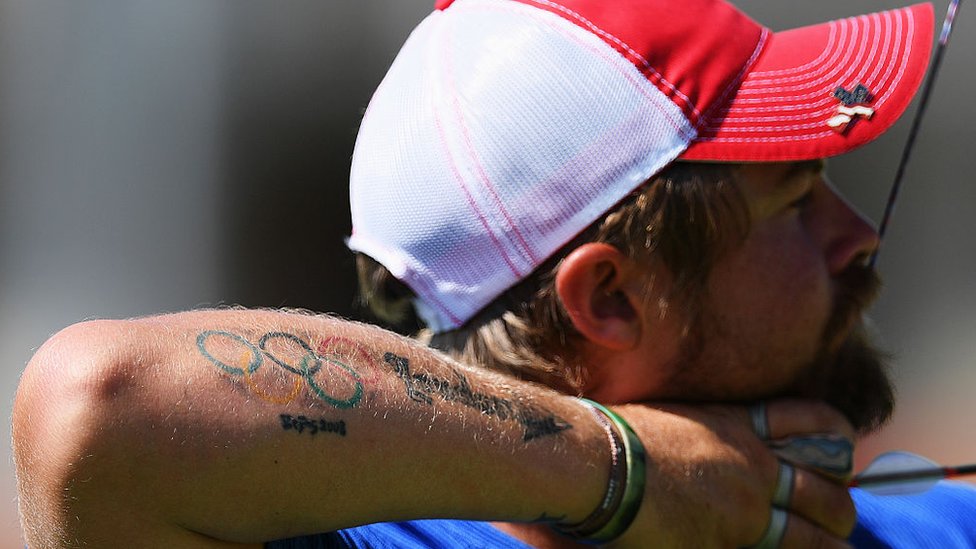 Татуировка на руке Брэди Эллисона из США во время тренировки на олимпийском объекте стрельбы из лука Самбодром 2 августа 2016 года в Рио-де-Жанейро, Бразилия
