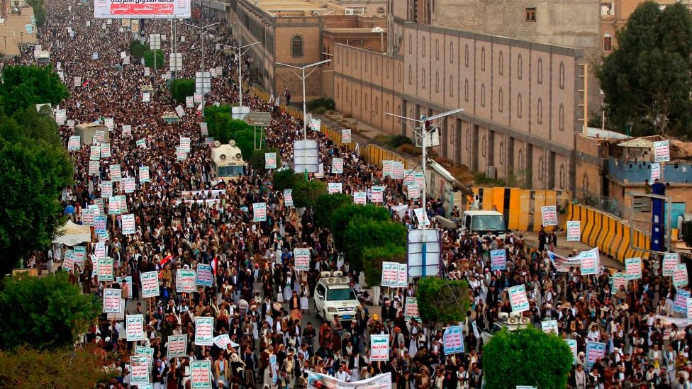مظاهرة في صنعاء للاحتجاج على الحصار الذي فرضه التحالف السعودي على اليمن، في 26 فبراير/شباط 2021