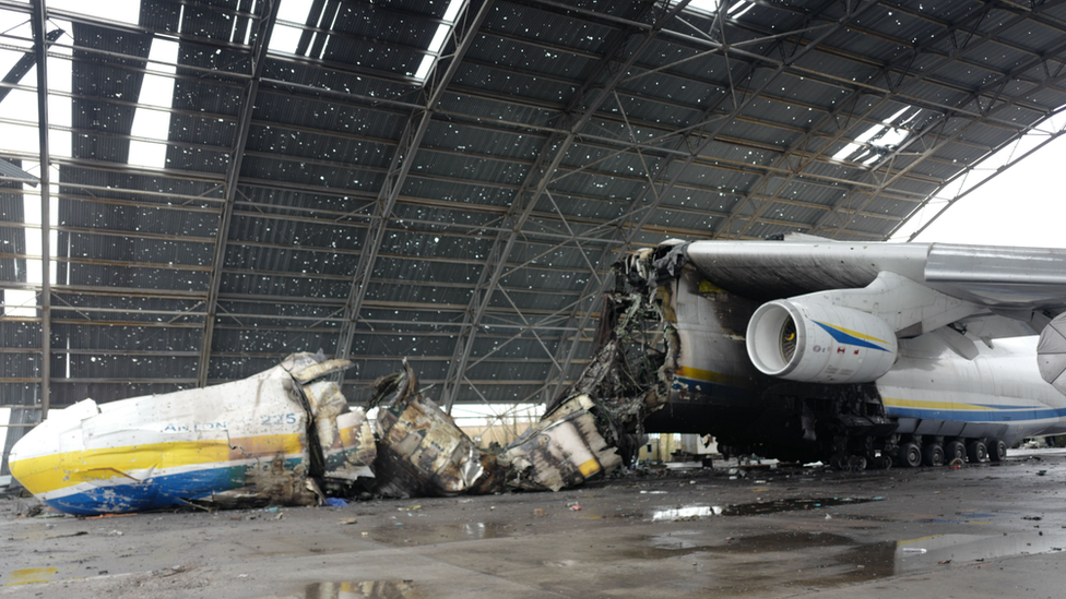 El avión Mriya destruido dentro de un hangar en el aeropuerto de Hostomel