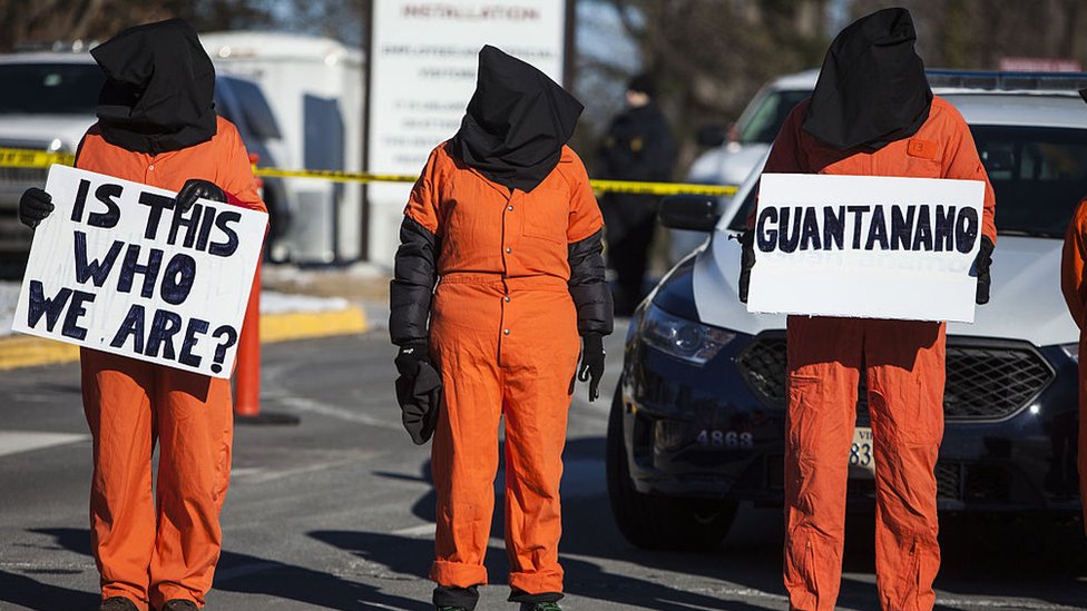 Para aktivis mengenakan pakaian seperti yang dipakai tawanan di Guantanamo