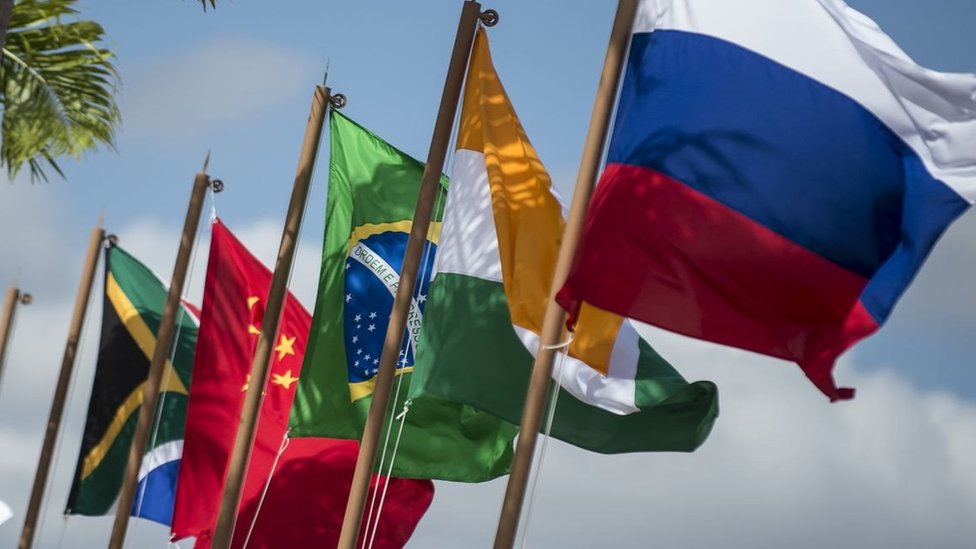 Bandeiras dos países que compõem os BRICS