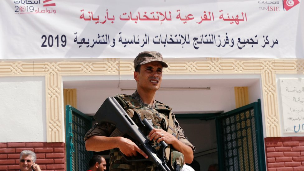 عسكري تونسي أمام مقر لفرز الأصوات