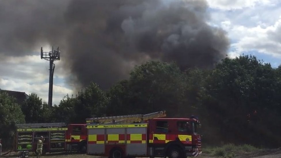 Residents warned as fire destroys Monkton warehouses - BBC News