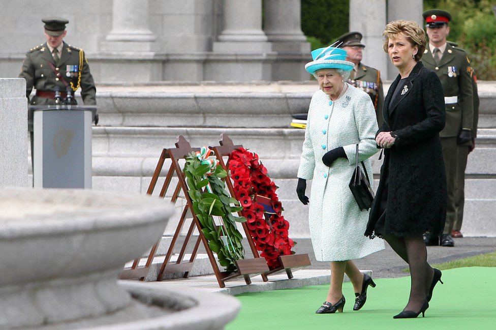 Королева Елизавета II, а затем президент Ирландии Мэри Макэлиз в ирландском военном мемориальном саду
