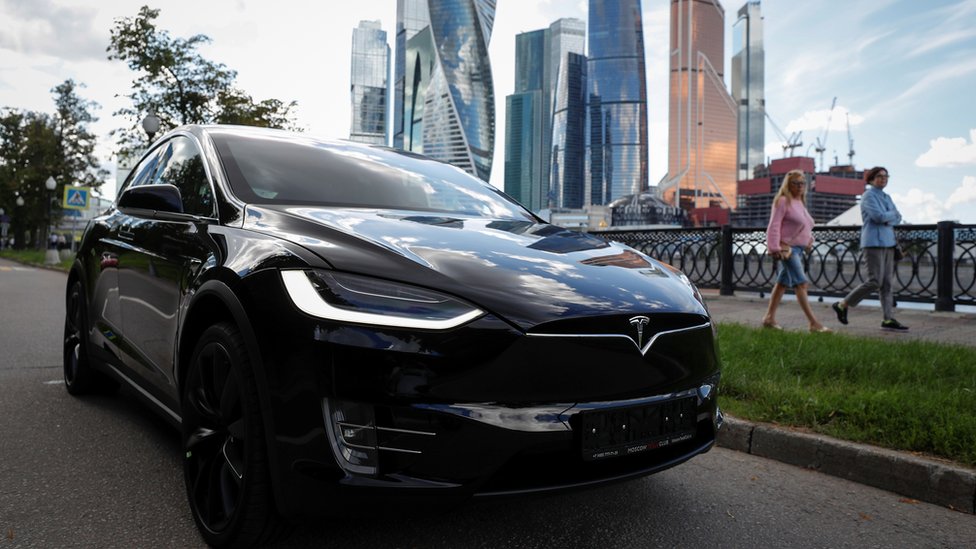 Электромобиль Tesla Model X показан на этой фотографии, сделанной в Москве, Россия