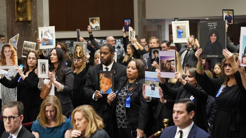 Porodice žrtava drže fotografije njihovih voljenih