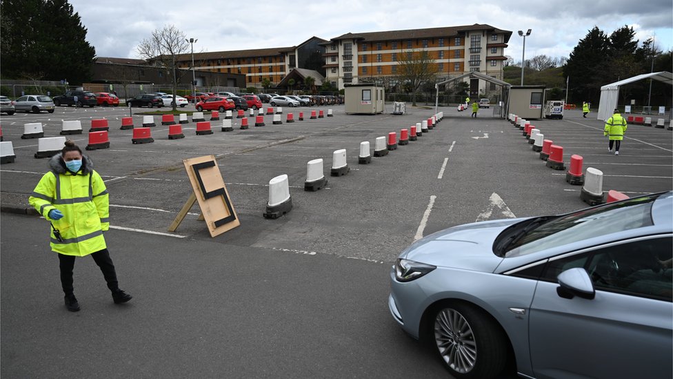 Автомобиль подъезжает к месту проведения испытаний коронавируса NHS через испытательный центр в Chessington World of Adventure