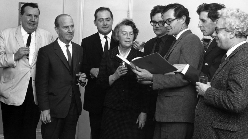 Сэр Малкольм Арнольд (крайний слева) на фото, когда он был одним из шести композиторов, выбранных, чтобы отметить открытие моста Северн музыкальным произведением