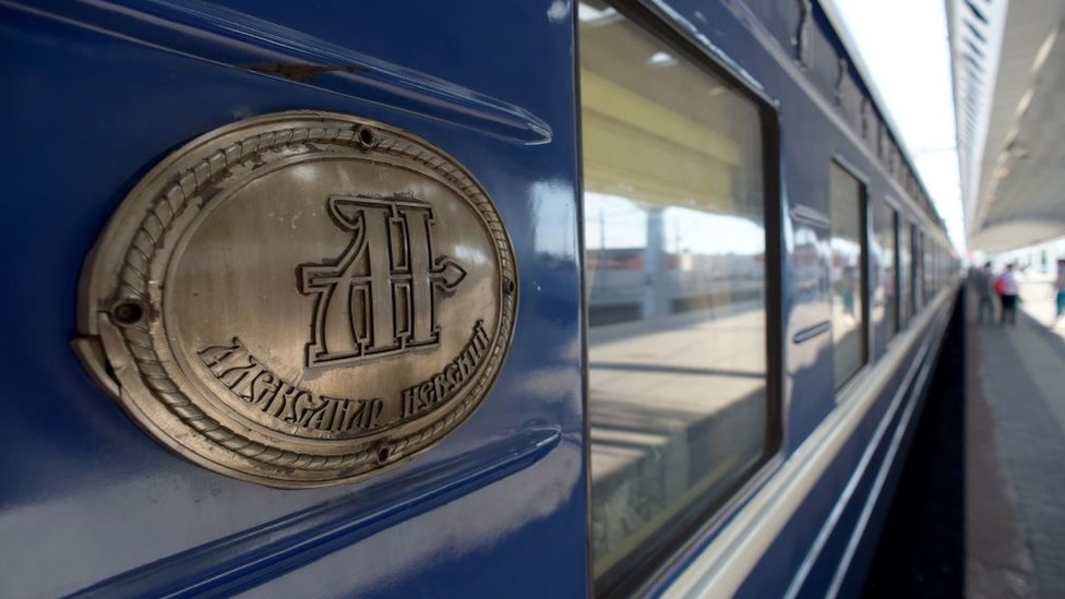 El tren Zarengold en la plataforma de la estación de San Petersburgo antes de partir. El tren Zarengold en la plataforma de la estación de San Petersburgo antes de partir.