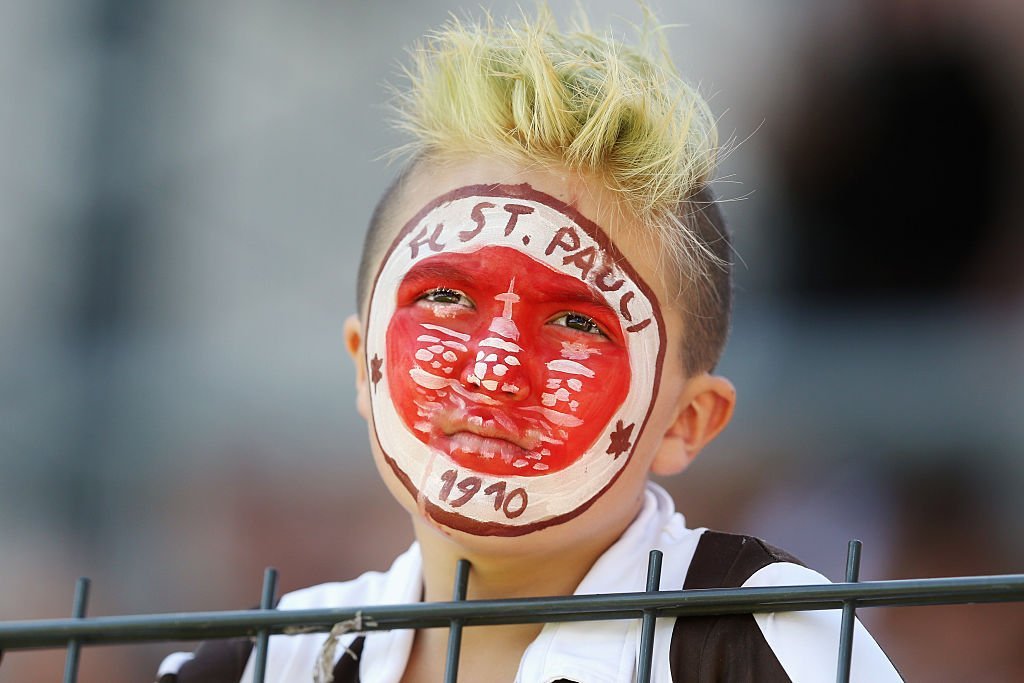"El club dice las cosas correctas, hace las cosas correctas y viste los colores adecuados", dijo un periodista alemán sobre el FC St Pauli. Niño con el escudo del FC St Pauli