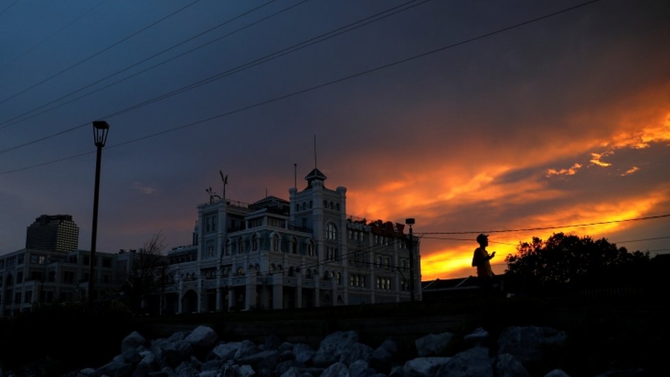 Hurricane Ida: New Orleans under curfew amid blackout