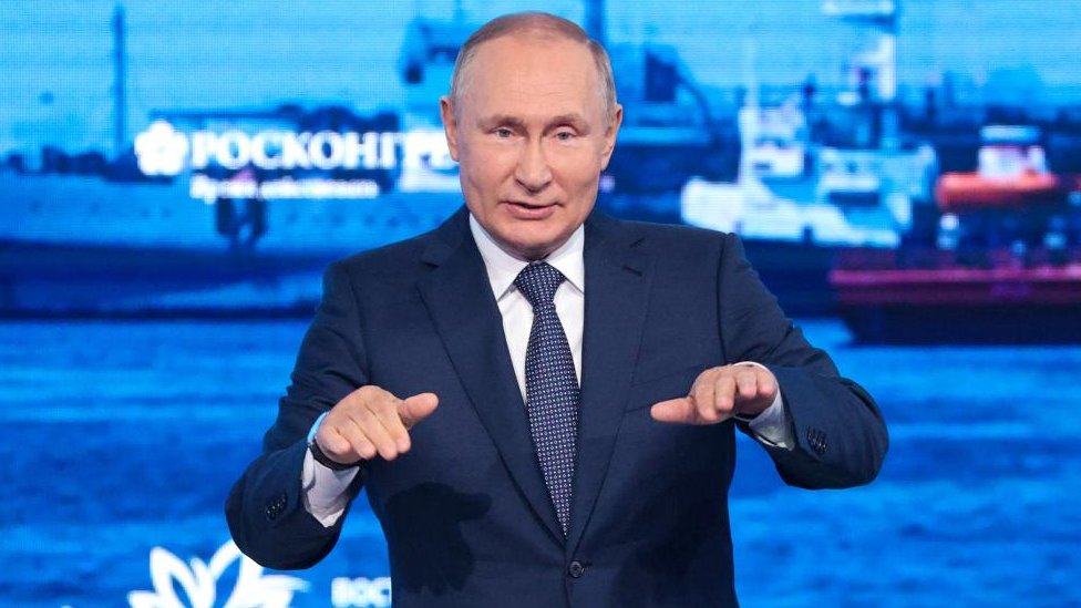 El presidente ruso, Vladimir Putin, asiste a la sesión plenaria del Foro Económico Oriental de 2022 el 7 de septiembre de 2022.