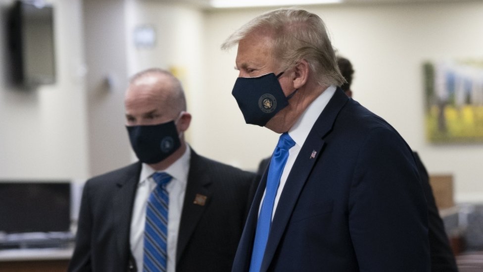 Trump con mascarilla.