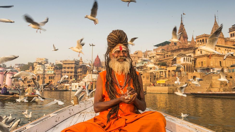 Un hombre en un bote en el río Ganges en Benarés