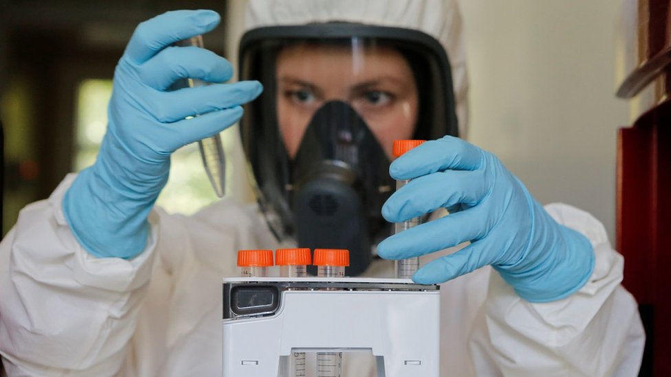 Cientista realiza teste em laboratorio do Instituto Gamaleya