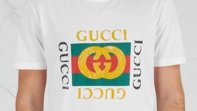 крупный план бренда Gucci на футболке "fake Gucci"