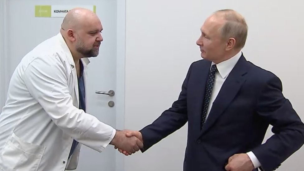بوتين يصافح طبيبا