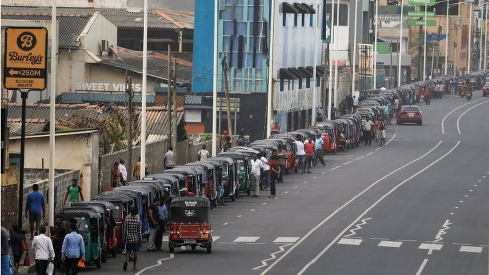 Antrean panjang untuk membeli BBM di Colombo, awal Juli 2022