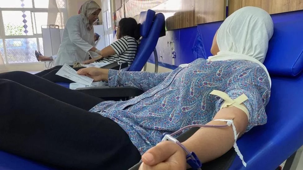 تبرع أهالي مراكش بالدم لمساعدة مئات المصابين جراء الهزات الأرضية