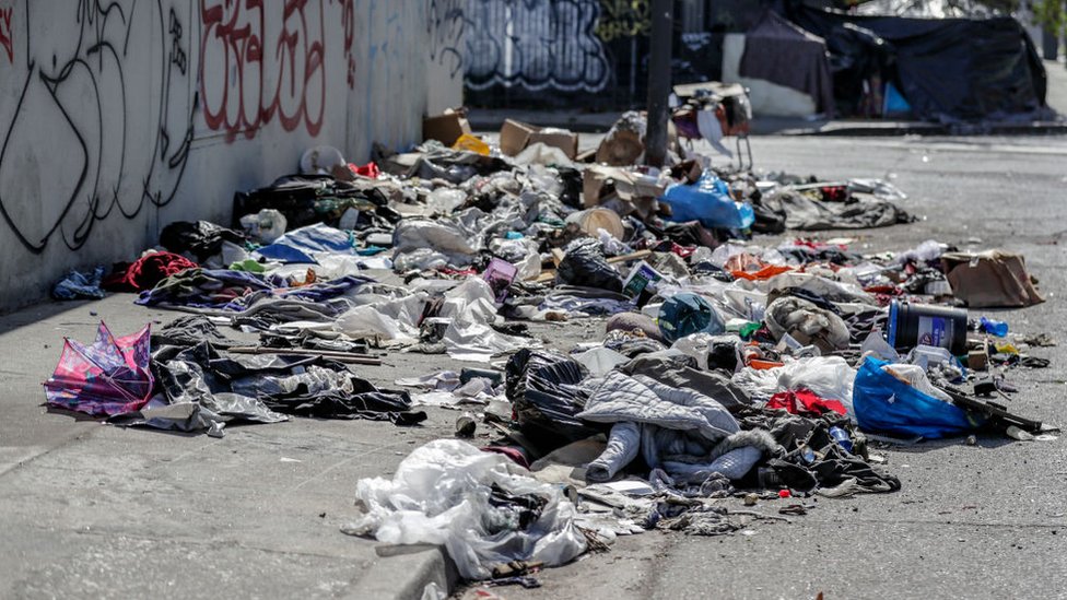 Calle repleta de basura en Los Ángeles.