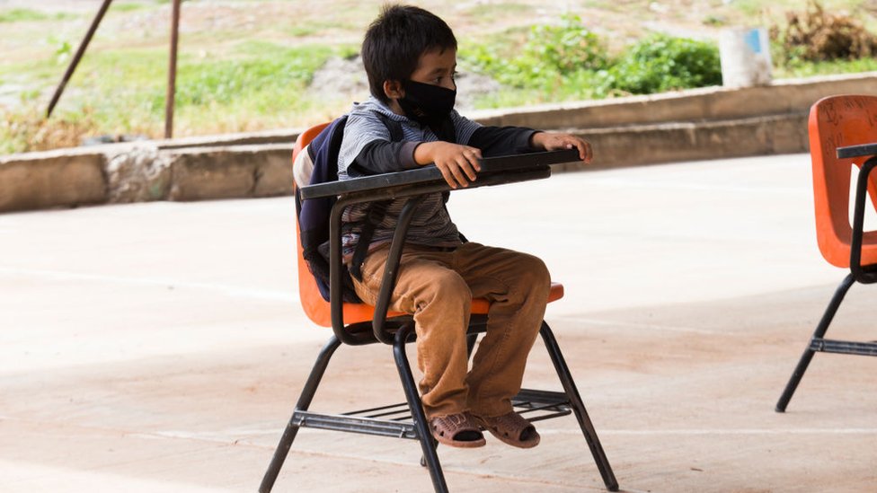 Niño en una silla en el colegio