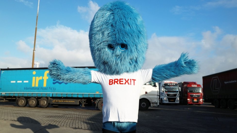 Синий пушистый монстр, известный как «Монстр Брексита», появляется в порту Роттердама, Нидерланды, 1 декабря 2020 года.