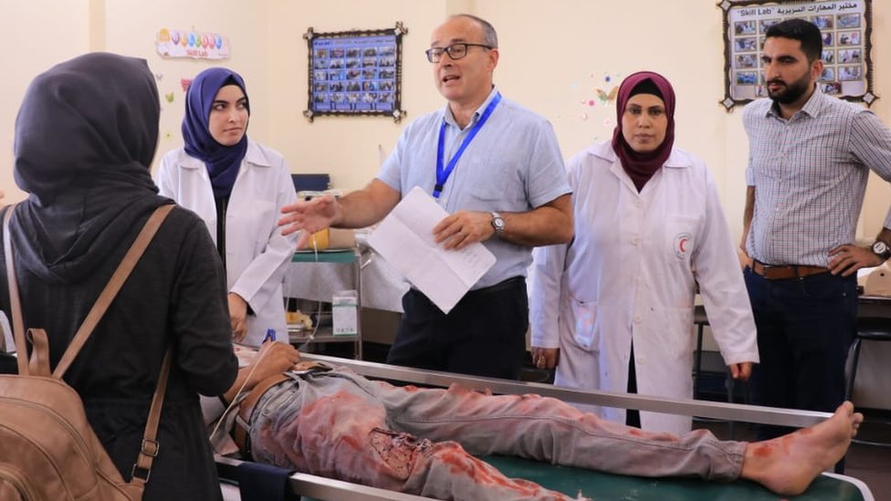 البروفيسير نيك ماينارد يعلم الطلاب في جامعة غزة الإسلامية كيفية معالجة الحالات الحرجة