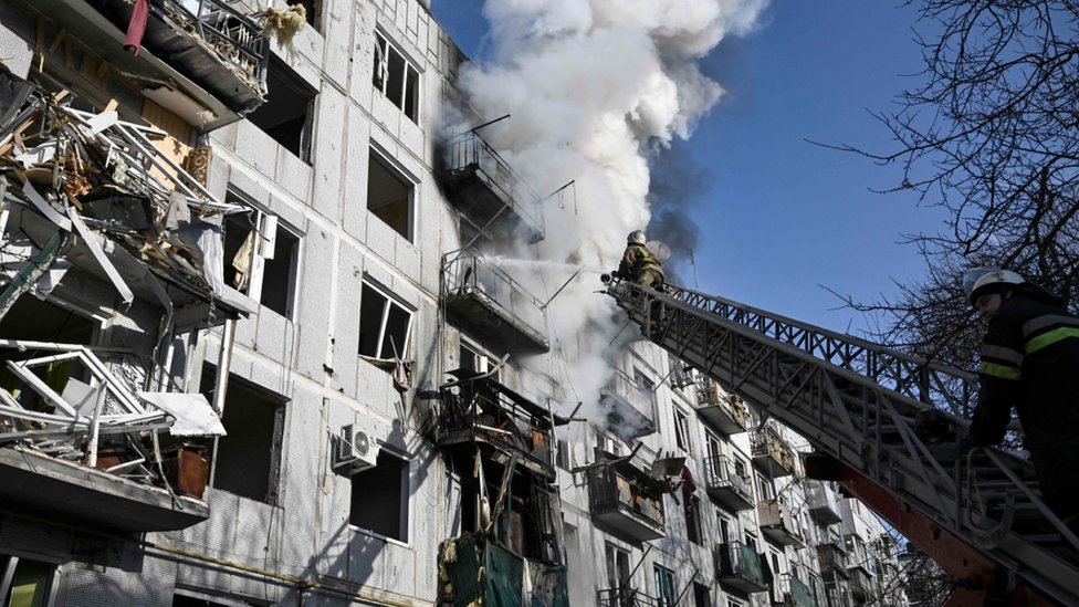 Bomberos trabajan para sofocar un incendio en la localidad de Chuguiv, en el este de Ucrania, el 24 de febrero.